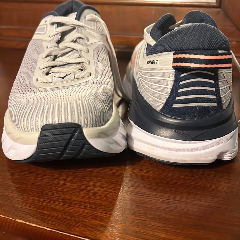 Hoka One One Womens Bondi 7 Gray Running Shoes Size 8W